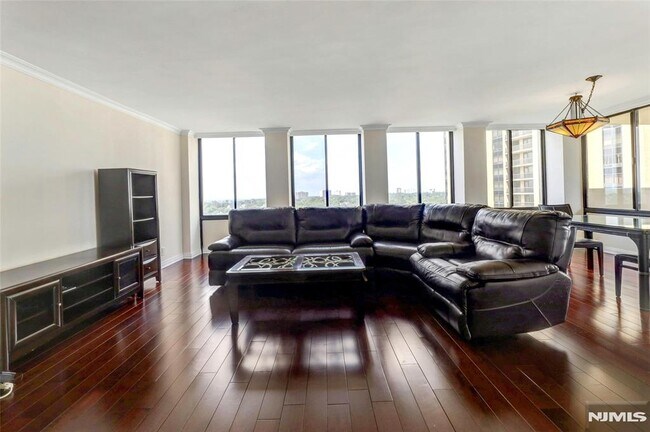 Foto del edificio - 300 Winston Dr