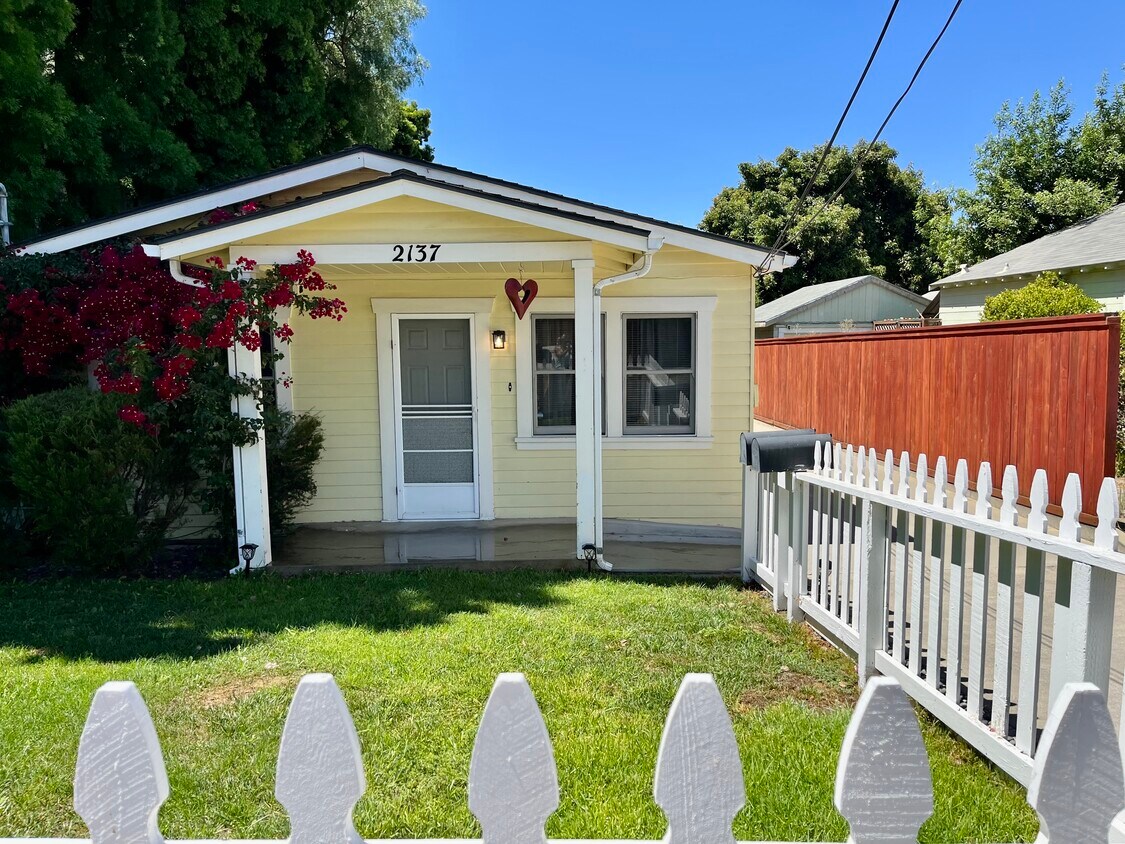Primary Photo - 2137 Beebee St