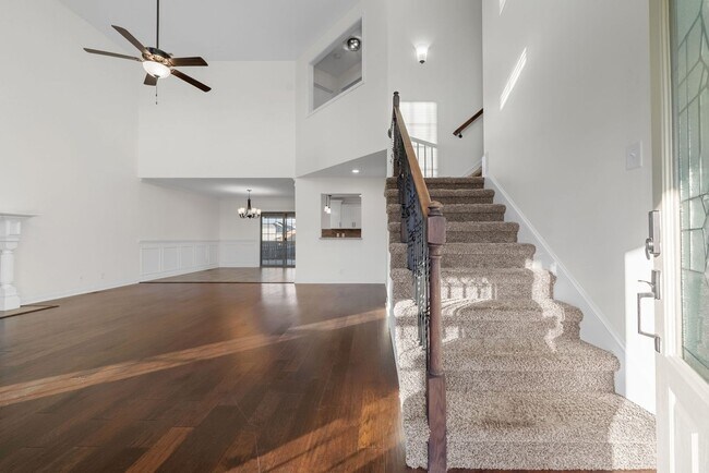 Building Photo - Pet Friendly Four Bedroom with Bonus!
