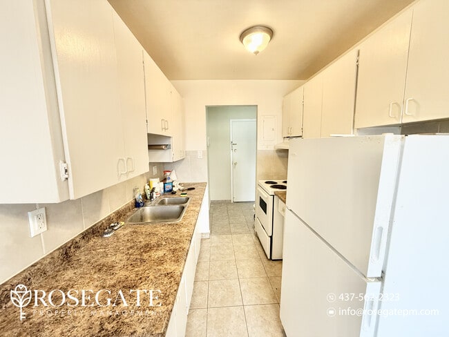 Photo du bâtiment - Bright 1-Bedroom Apartment in a Convenient...