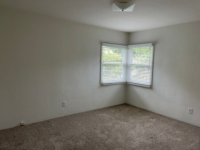 Building Photo - Charming 3 Bedroom 2 Bath Single Family Ho...