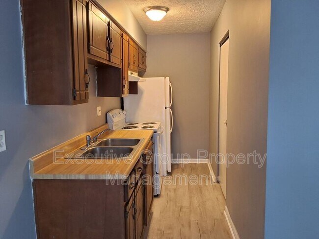 Foto del edificio - 266-11 Elmwood Dr.