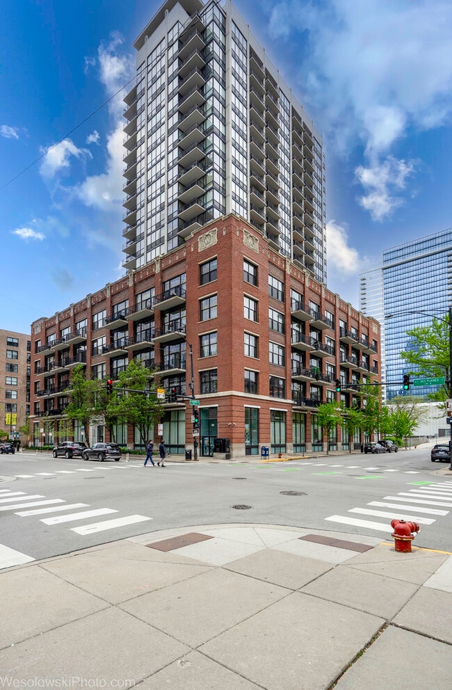 Building Photo - 210 S Desplaines St