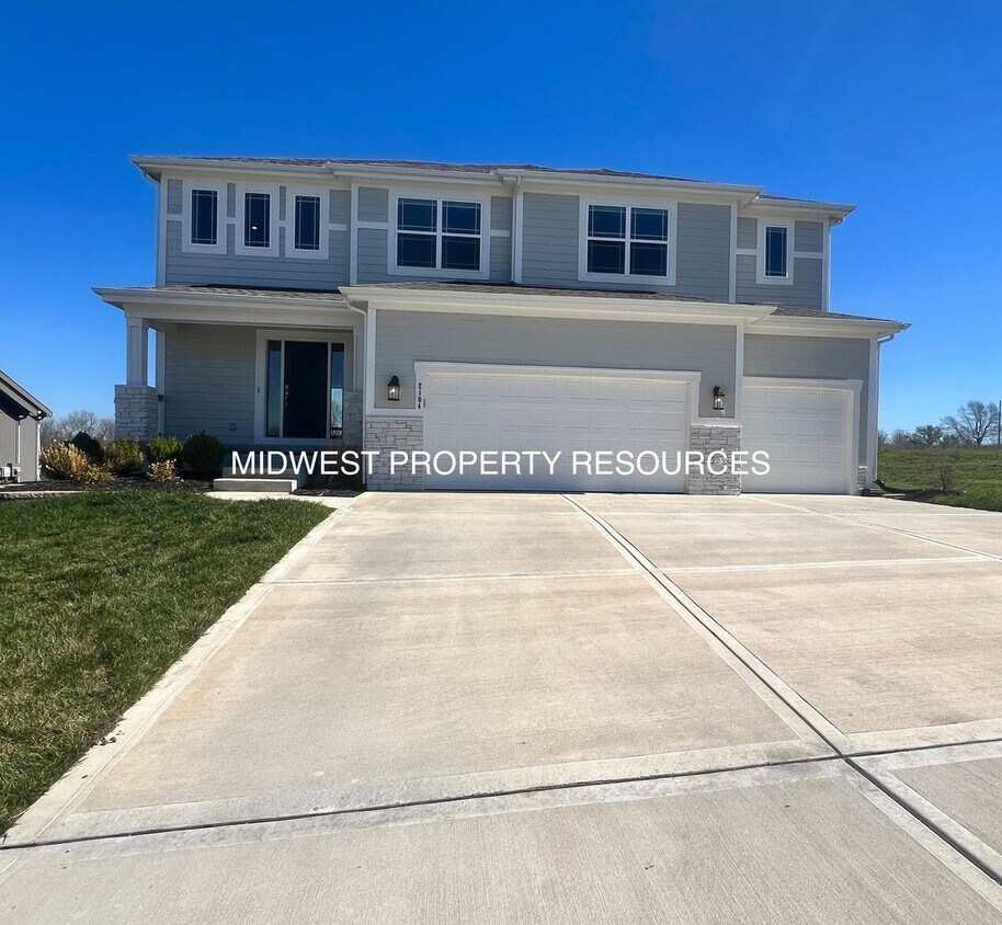 Primary Photo - Amazing 5 Bedroom Home!