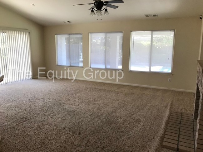 Building Photo - Charming home available with a swimming pool!