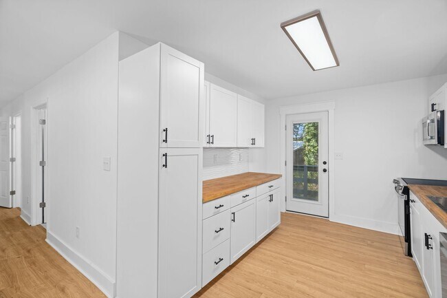 Foto del edificio - AVAILABLE NOW at a Good Price. 3 Bed 2 Bath FOR LEASE in Pulaski. $1400 Rent.