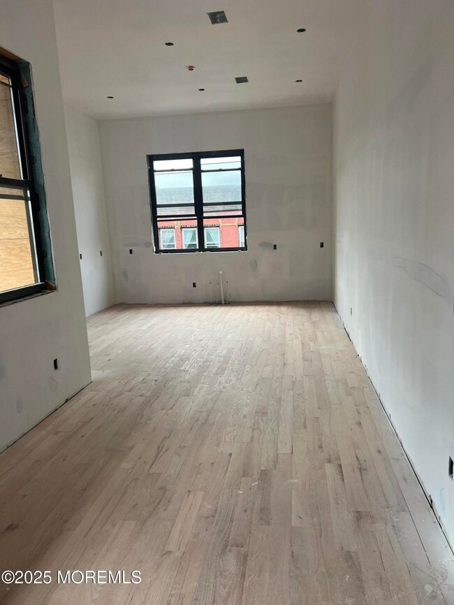 Building Photo - 42 Monmouth St