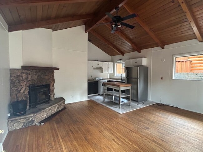Foto del edificio - 275 Leonard Ln