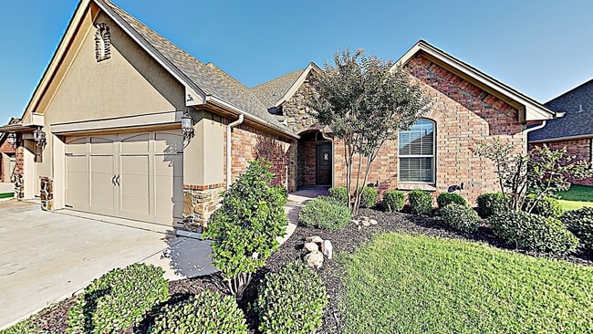 Building Photo - 4 Bedroom, 2.5 Bath Home with Bonus Room a...