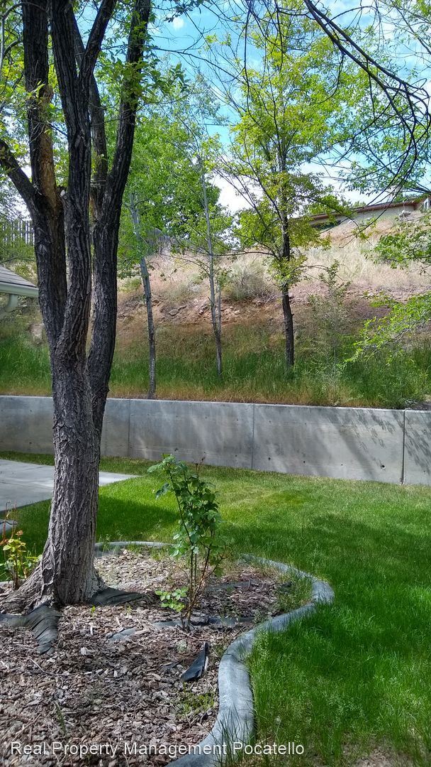 Building Photo - 1320 E Cedar St