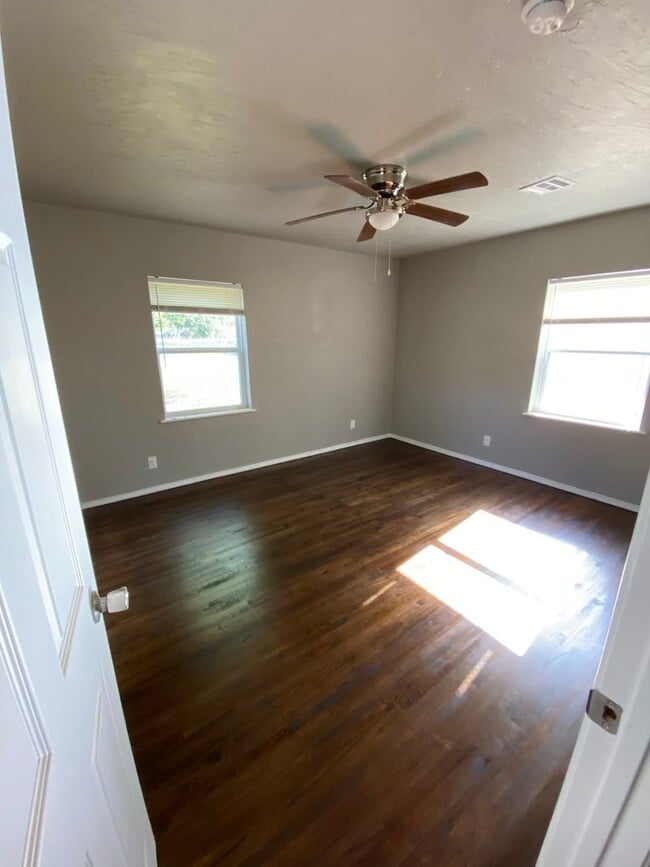 Building Photo - Gorgeous 3 Bed, 2 Bath Home with Modern Up...