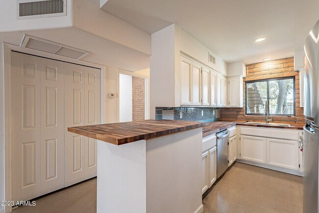 Building Photo - *BEAUTIFUL CONDO - 2br/1.5ba CONDO (44th &...