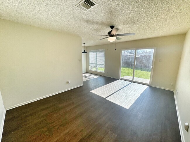 Building Photo - Charming 3-Bedroom 2- Bath home in New Bra...