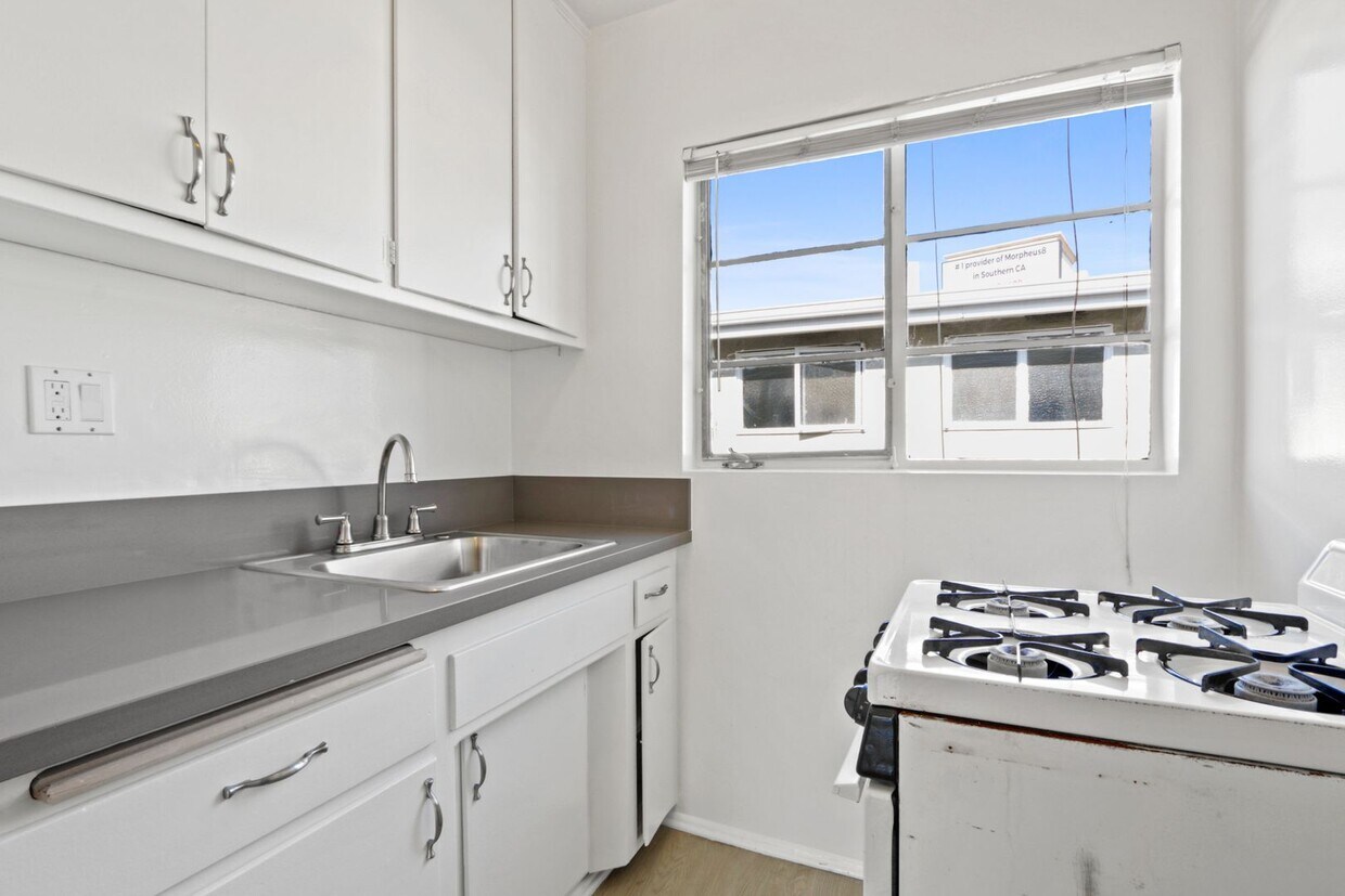 Foto principal - 10906 Santa Monica Blvd
