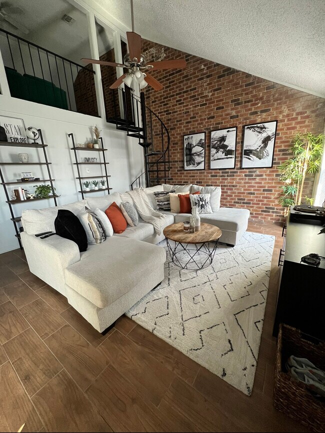 Building Photo - 8721 Pecan Tree Dr