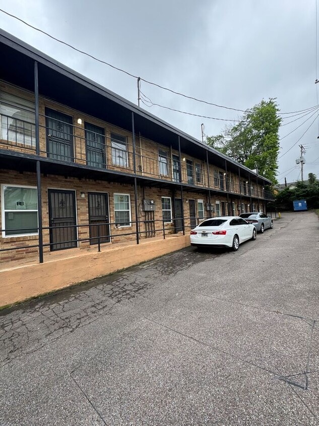 Building Photo - 139 N Claybrook St