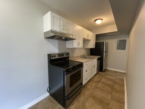 Building Photo - 2990 Rhodes Cir S