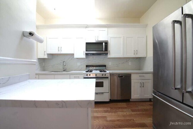 Building Photo - 2471 Lombard St
