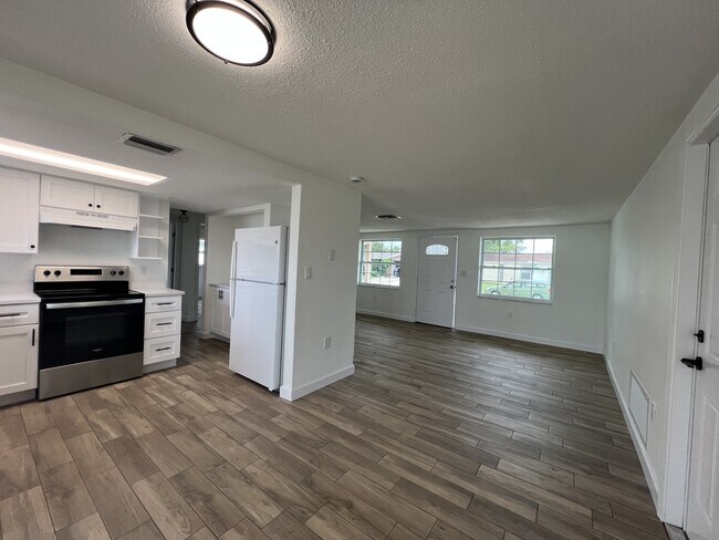 Building Photo - 7315 Brentwood Dr