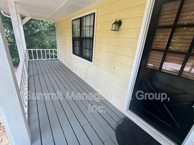 Building Photo - 916 Curry Cir SE