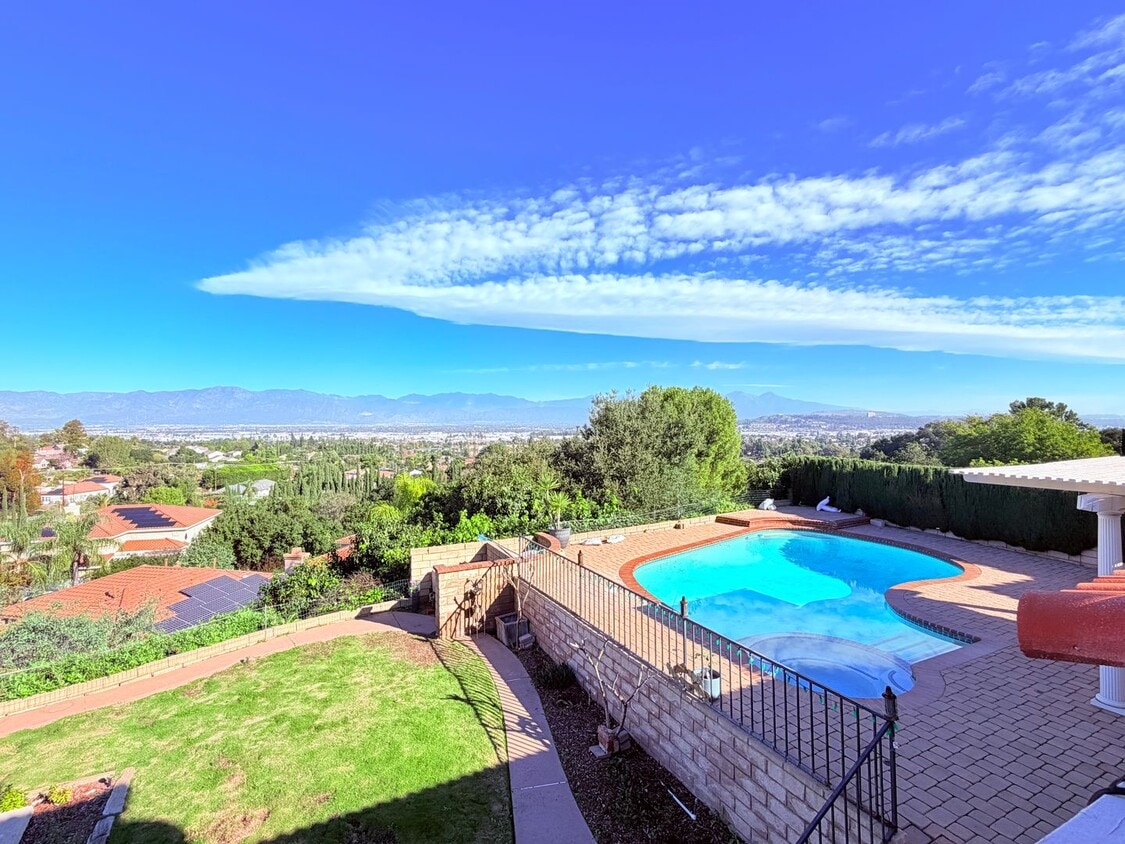 Building Photo - 3 Bedroom Beautiful Home with a stunning view