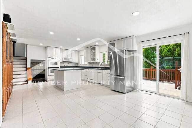 Foto del edificio - Spacious Home with Central AC and Traditional Wood Features