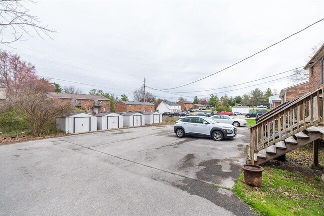 Building Photo - 209 Landings Dr