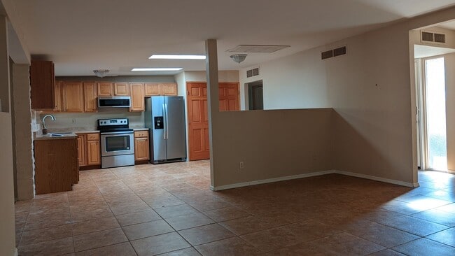 Building Photo - Eastside Carriage Hill Neighborhood Rental