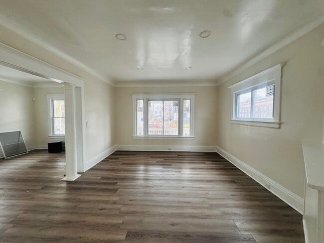 Building Photo - Charming 4-Bedroom Property in Prime Location