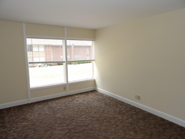 Building Photo - 1006 Forest Hill Dr