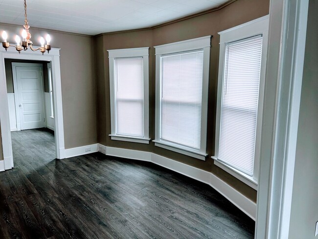 Building Photo - 525E4M