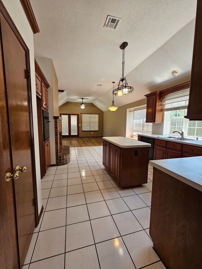 Building Photo - (3) Bed/(2) Bath in West Norman's Castlero...