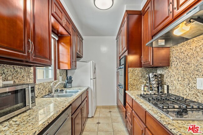 Foto del edificio - 1330 S Barrington Ave