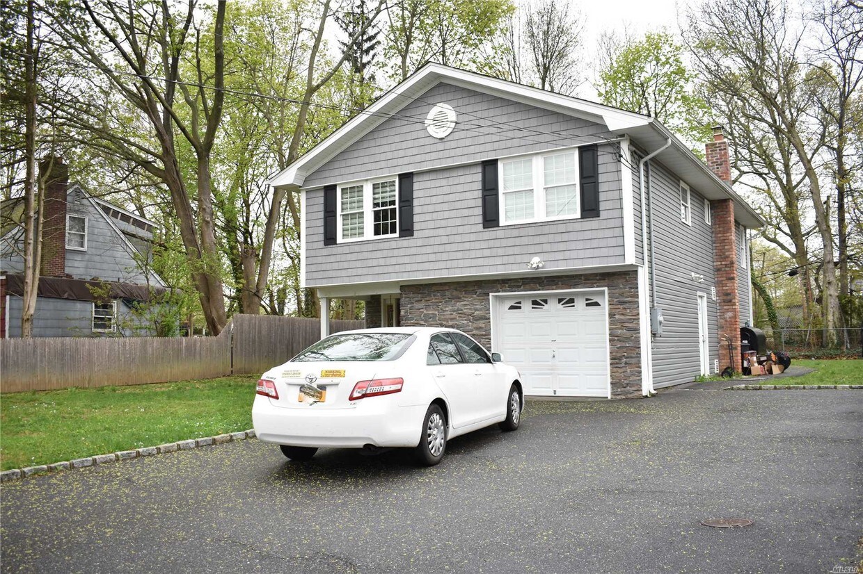 22 Yorktown Rd, Dix Hills, NY 11746 House Rental in Dix Hills, NY