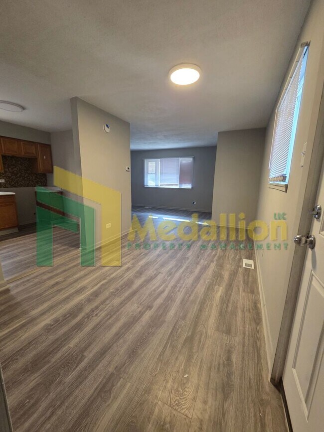 Foto del edificio - Updated 5-Bedroom Home with Finished Basement and Fenced Yard