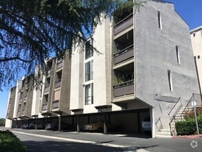 Building Photo - 6930 Hyde Park Dr