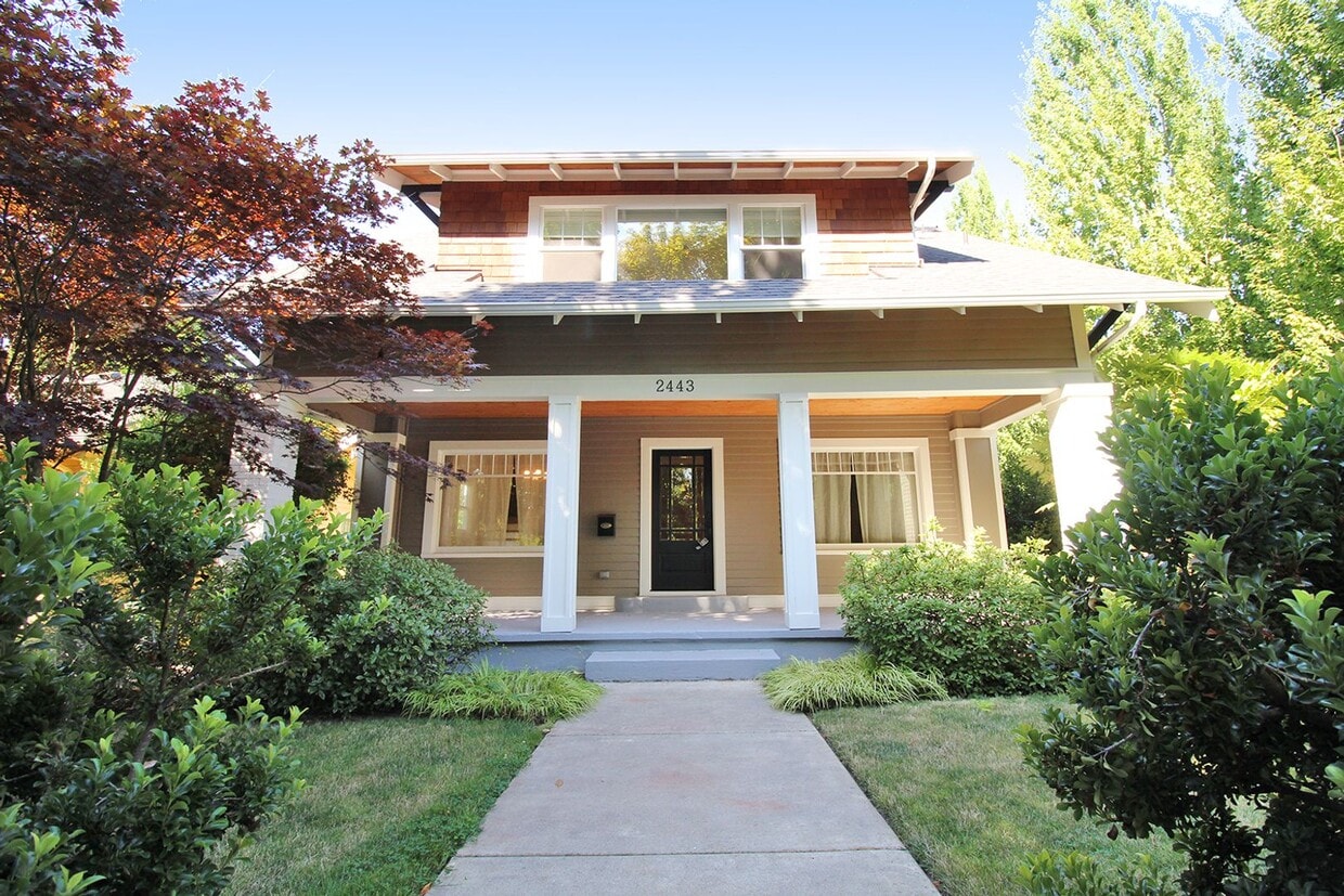 Primary Photo - 2443 NE 10th Ave