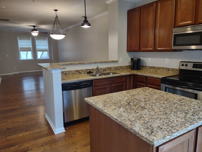 Foto del edificio - Pristine, move in ready Townhome located i...