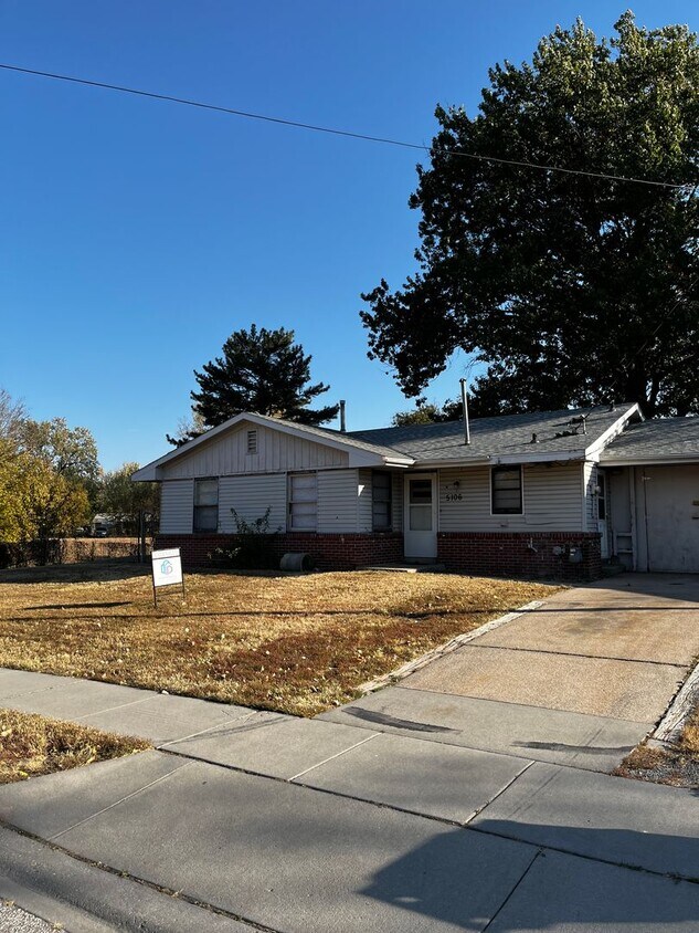 Primary Photo - 3 Bed 1 bath Airpark Area