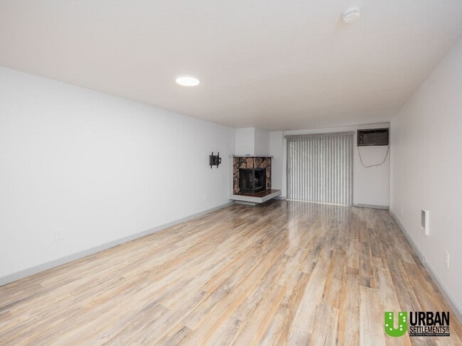 Building Photo - Charming 2-Bedroom Downstairs Condo with Community Pool