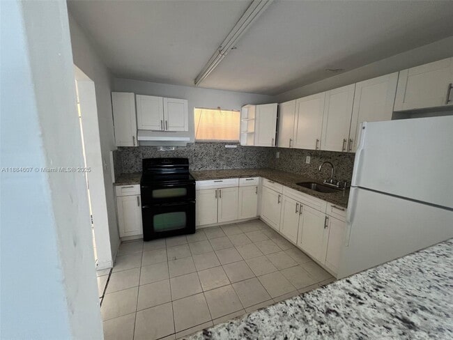 Building Photo - 887 W 29th St