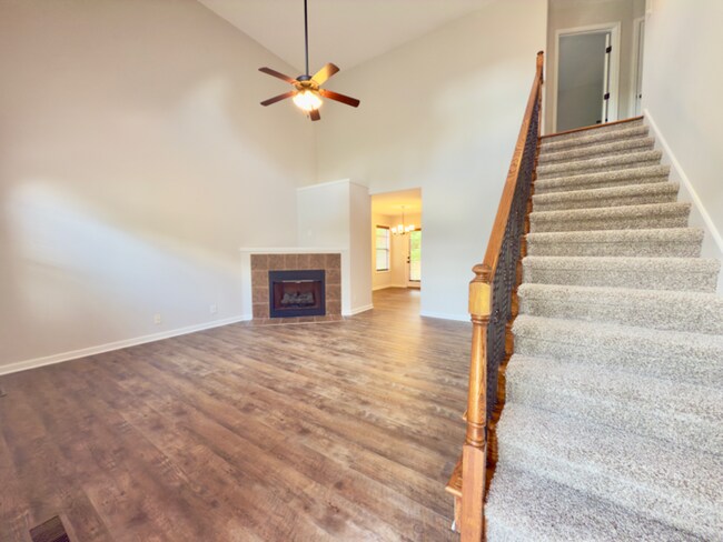Building Photo - 638 Hidden Valley Dr