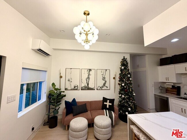 Foto del edificio - 5561 1/2 El Canon Ave