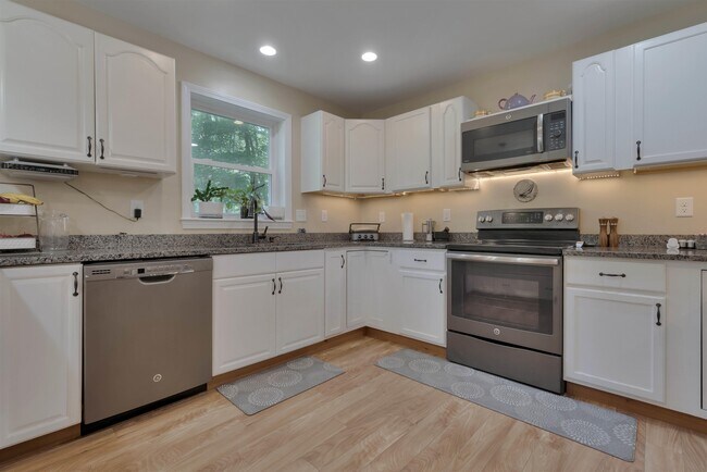 Foto del edificio - 77 Barkers Pond Rd