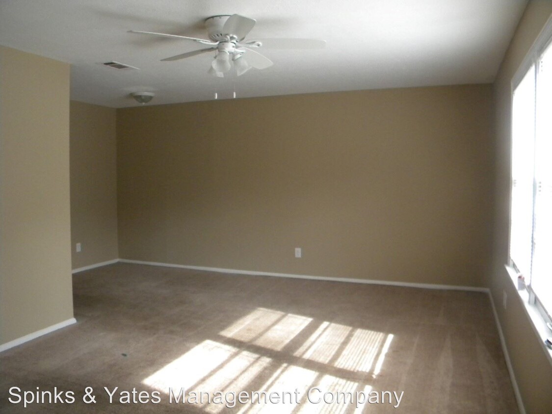 Building Photo - 306-310 Country Club Rd