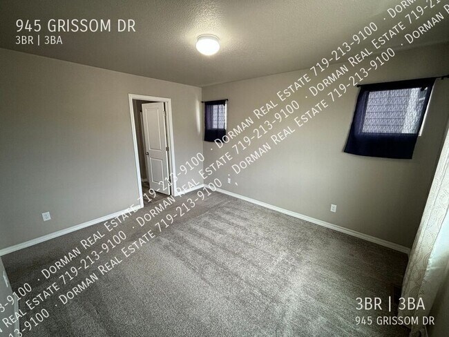 Foto del edificio - 945 Grissom Dr.
