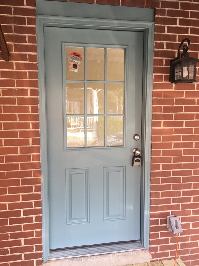 Entry - 629 N Franklin St