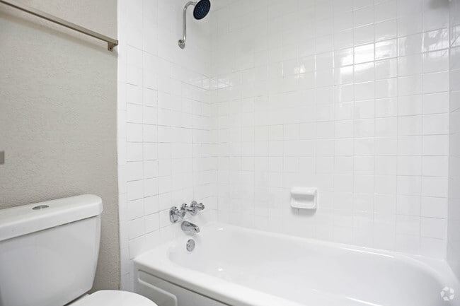 1BR,1BA - 575SF - BATHROOM - The Grove North Dallas