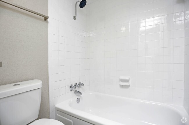 1HAB, 1BA - 575 ft² - BAÑO - The Grove North Dallas