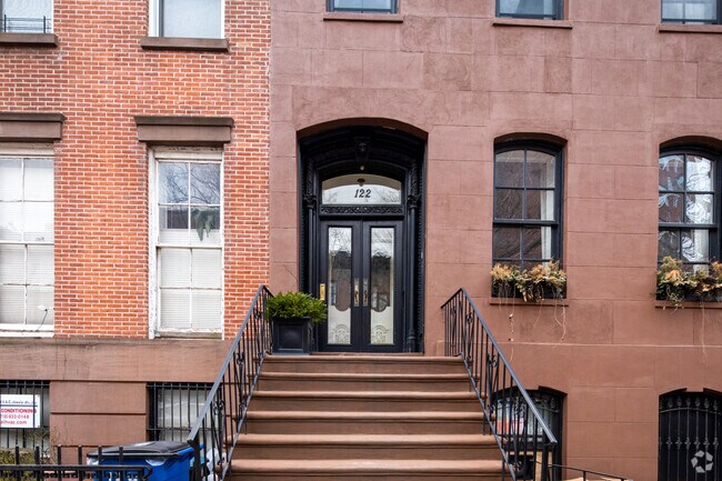 Entrance - 122 Amity St